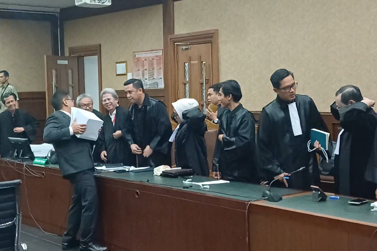 Sekretaris Jenderal (Sekjen) PDI-P, Hasto Kristiyanto mencoba mengangkat surat tuntutan jaksa penuntut umum Komisi Pemberantasan Korupsi (KPK) setebal 1.300 halaman di Pengadilan Tipikor Jakarta Pusat, Kamis (3/7/2025).