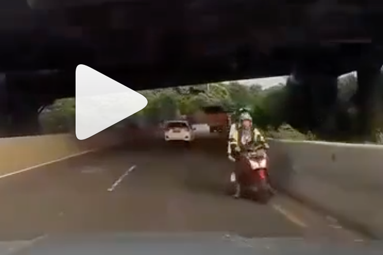 pengendara motor masuk jalan tol hingga lawan arah