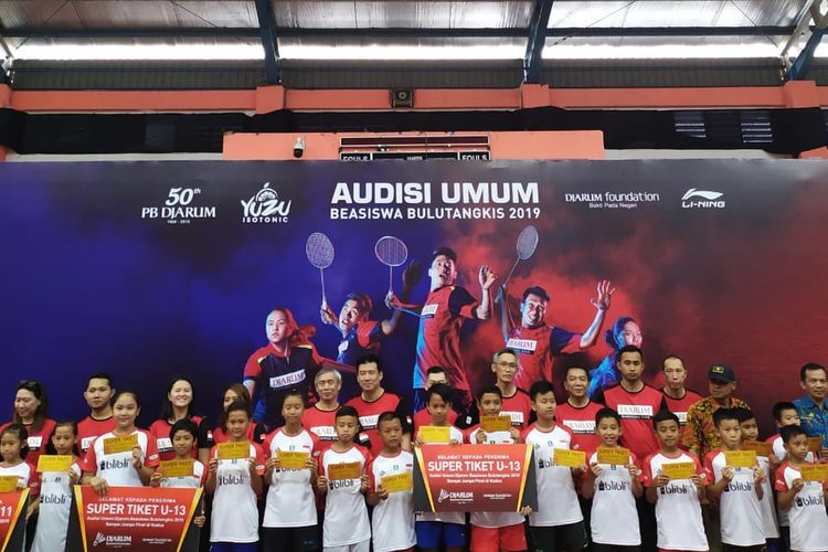 Para peraih Super Tiket Audisi Umum Beasiswa Bulu Tangkis 2019 berpose bersama Tim Pencari Bakat PB Djarum di Sasana Krida GOR Satria, Purwokerto, Selasa (10/9/2019)