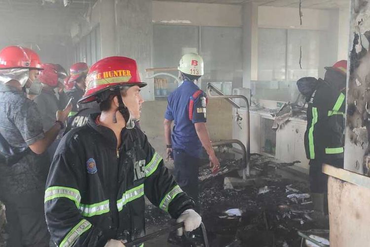 Petugas Damkar memadamkan api yang membakar RS Gigi dan Mulut Baiturrahmah, Kamis (17/2/2022)