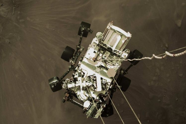 NASA rilis foto planet Mars dari robot Perseverance. Foto ini menunjukkan robot penjelajah ini saat akan mendarat di permukaan Mars. Perseverance akan menjelajahi Planet Merah untuk mencari kehidupan di Mars.
