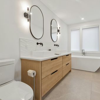 Ilustrasi kamar mandi berwarna putih yang bersih dan hangat