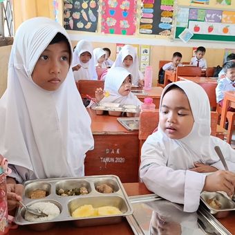 Pelaksanaan program MBG di Sekolah Dasar Kota pada 13 Januari 2025.