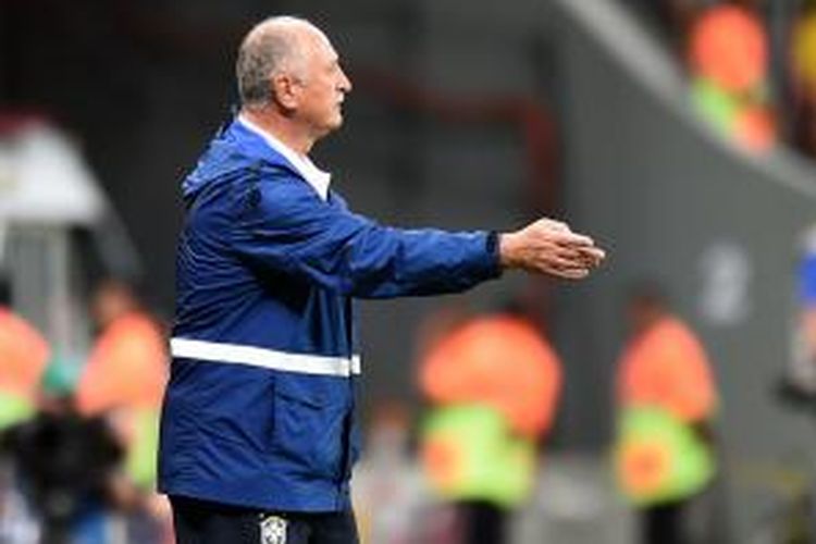 Pelatih tim nasional Brasil, Luiz Felipe Scolari, menyaksikan anak-anak didiknya melakoni laga terakhir Grup A Piala Dunia melawan Kamerun, di Estadio Nacional, Brasilia, Senin (23/6/2014).