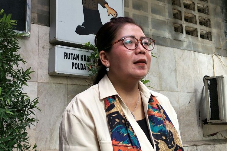 Ibunda Kriss Hatta Tuty Suratinah di Polda Metro Jaya, Semanggi, Jakarta Selatan, Senin (12/8/2019).