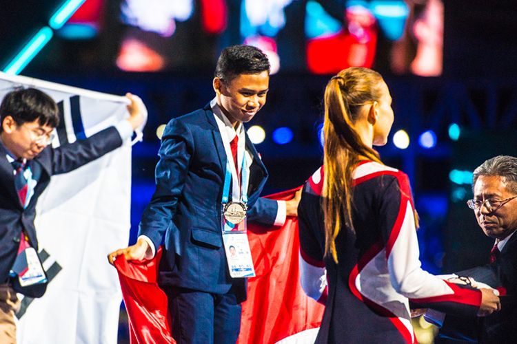 Salah satu perwakilan Indonesia, Rizky Muhammad saat menerima medali sebagai peringkat 2 dunia di bidang IT Network Systems Administration pada ajang WSC 2019 Kazan. (Dok. Kemendikbud)