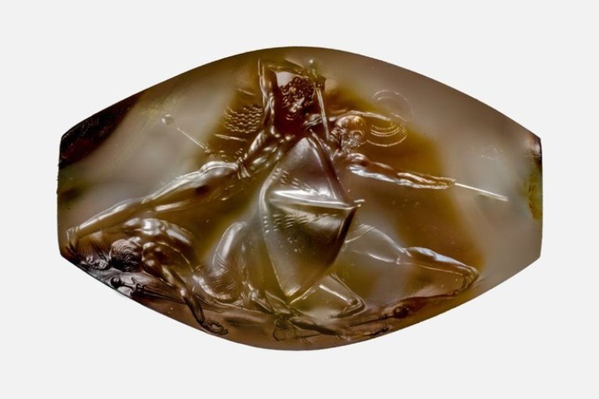 Disebut Pylos Combat Agate, batu permata (akik) yang diukir dengan desain yang bisa dicap pada tanah liat atau lilin.