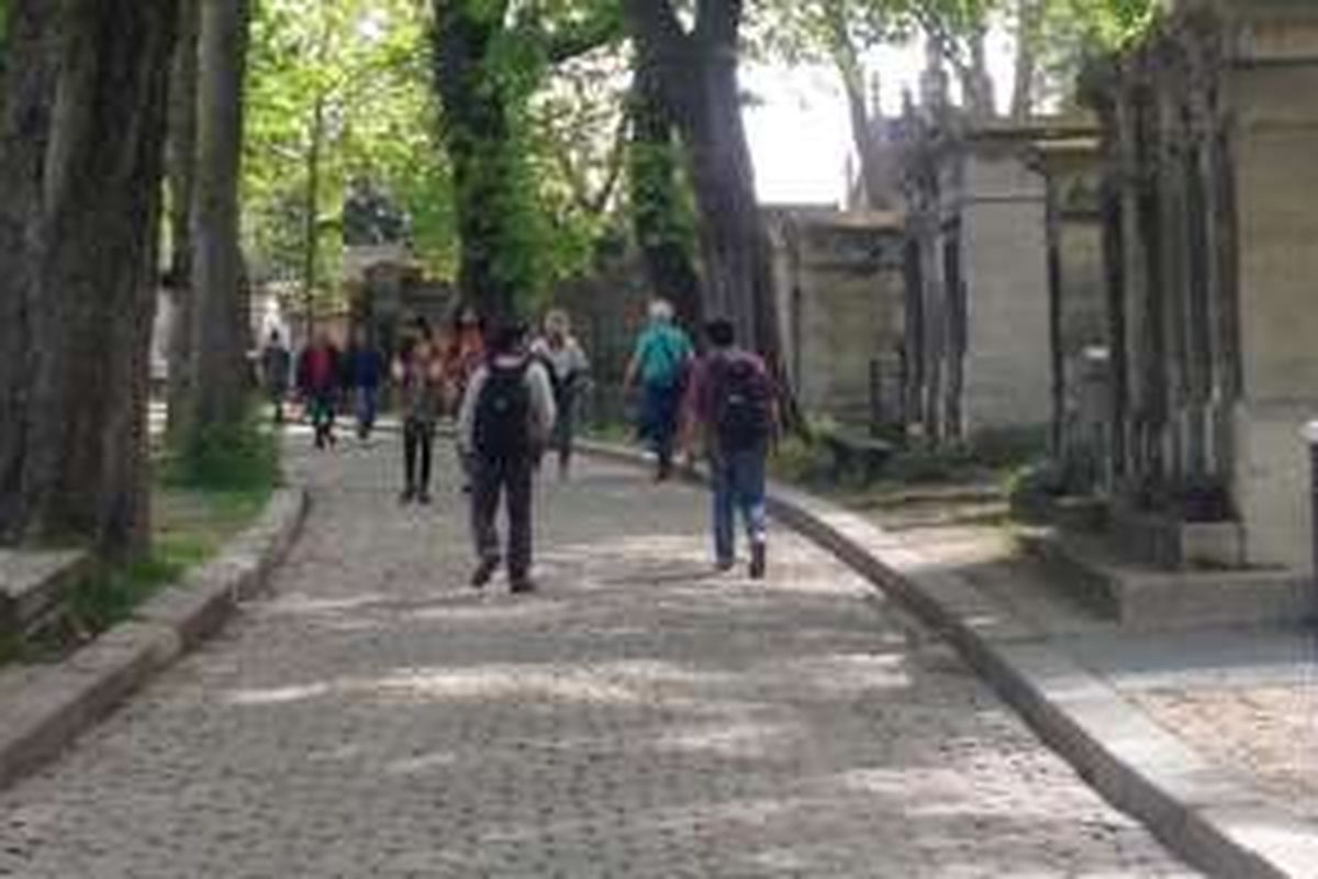 Bagian dalam kompleks pemakaman Pere Lachaise di Paris