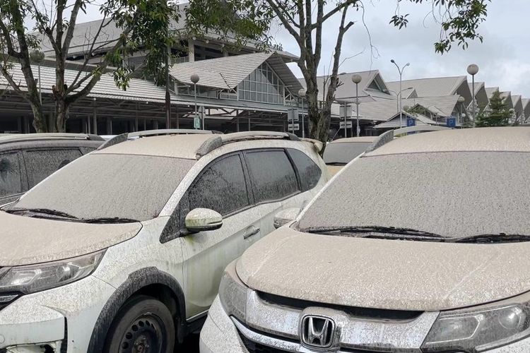HUJAN ABU: Tampak kendaraan mobil yang diparkir di parkiran Bandara Sam Ratulangi, Manado, dipenuhi abu vulkanik Gunung Ruang, Selasa (30/4/2024) pukul 15.17 Wita.