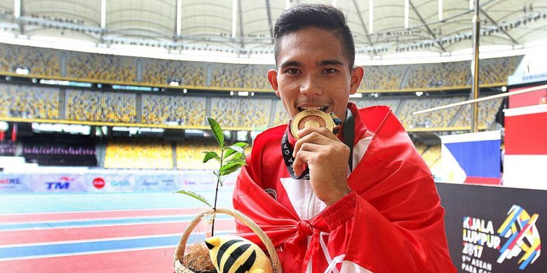 Atlet lari difabel, Nur Ferry Pradana, berpose dengan medali emas yang diraihnya dari nomor lari 400 meter T47 putra ASEAN Para Games di Stadion Bukit Jalil, Kuala Lumpur, Malaysia, Selasa (19/9/2017).