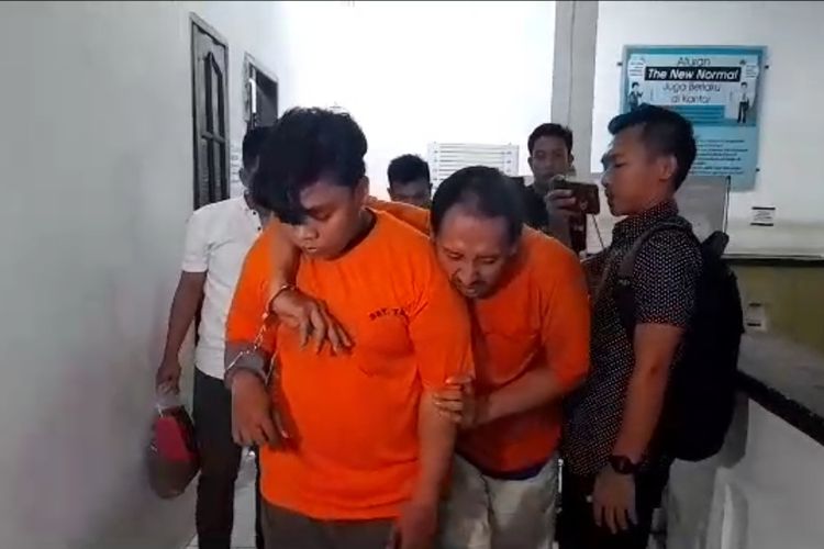 2 pelaku tindak kasus pembunuhan penjual es di Kota Binjai Vonda Harianingsih (50) saat dibawa ke Mapolrestabes Medan, Selasa (20/6/2023) malam.
