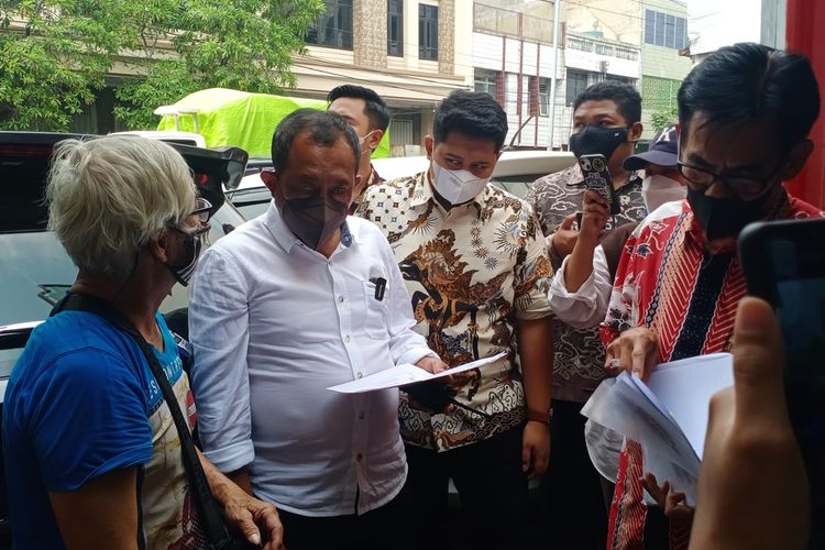 Wakil Wali Kota Surabaya Armuji sidak di lahan kosong yang dipergunakan untuk usaha tabung gas LPG oleh PT Betjik Djojo di Jalan Kapasan, Surabaya, Jawa Timur, Kamis (31/3/2022).
