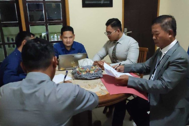 Lima pengacara mantan kepsek pembawa kabur tabungan siswa SD di Tasikmalaya sebesar Rp 800 juta di kantornya di Ciawi, Kabupaten Tasikmalaya, Jawa Barat, Rabu (26/7/2023).
