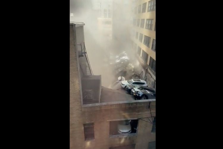Tangkapan layar dari video yang menunjukkan runtuhnya sebuah gedung parkir di New York City, AS, Selasa (18/4/2023)