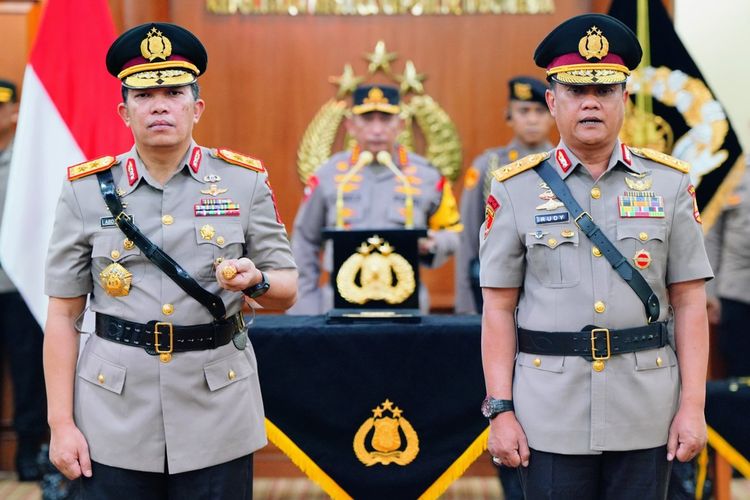 Irjen Pol Abdul Karim (kiri) resmi menjabat Kapolda Banten setelah Kapolri Jendral Listyo Sigit Prabowo memimpin serah terima jabatan di Jakarta. Jumat (24/11/2023).