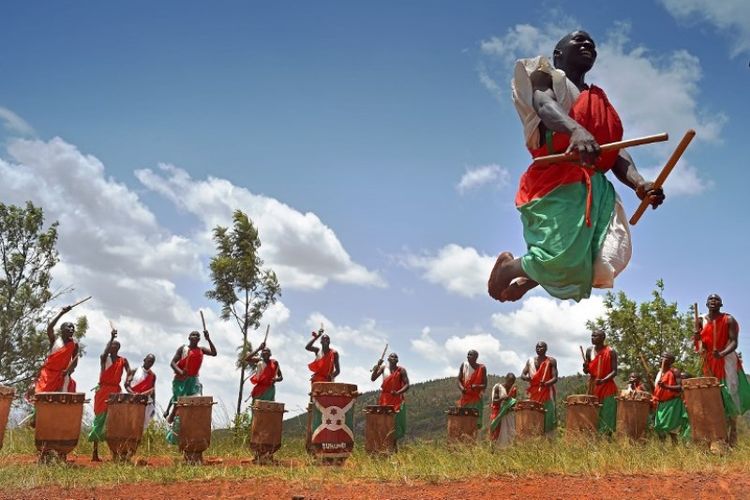 Sebuah kelompok seniman genderang Burundi tengah memamerkan kebolehannya.