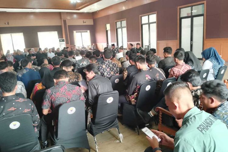 Kapolres Sumedang AKBP Sandityo Mahardika soroti Dimsum di menu MBG Ujungjaya saat Rapat Evaluasi MBG di PPS, Jumat (26/9/2025). KOMPAS.com/AAM AMINULLAH
