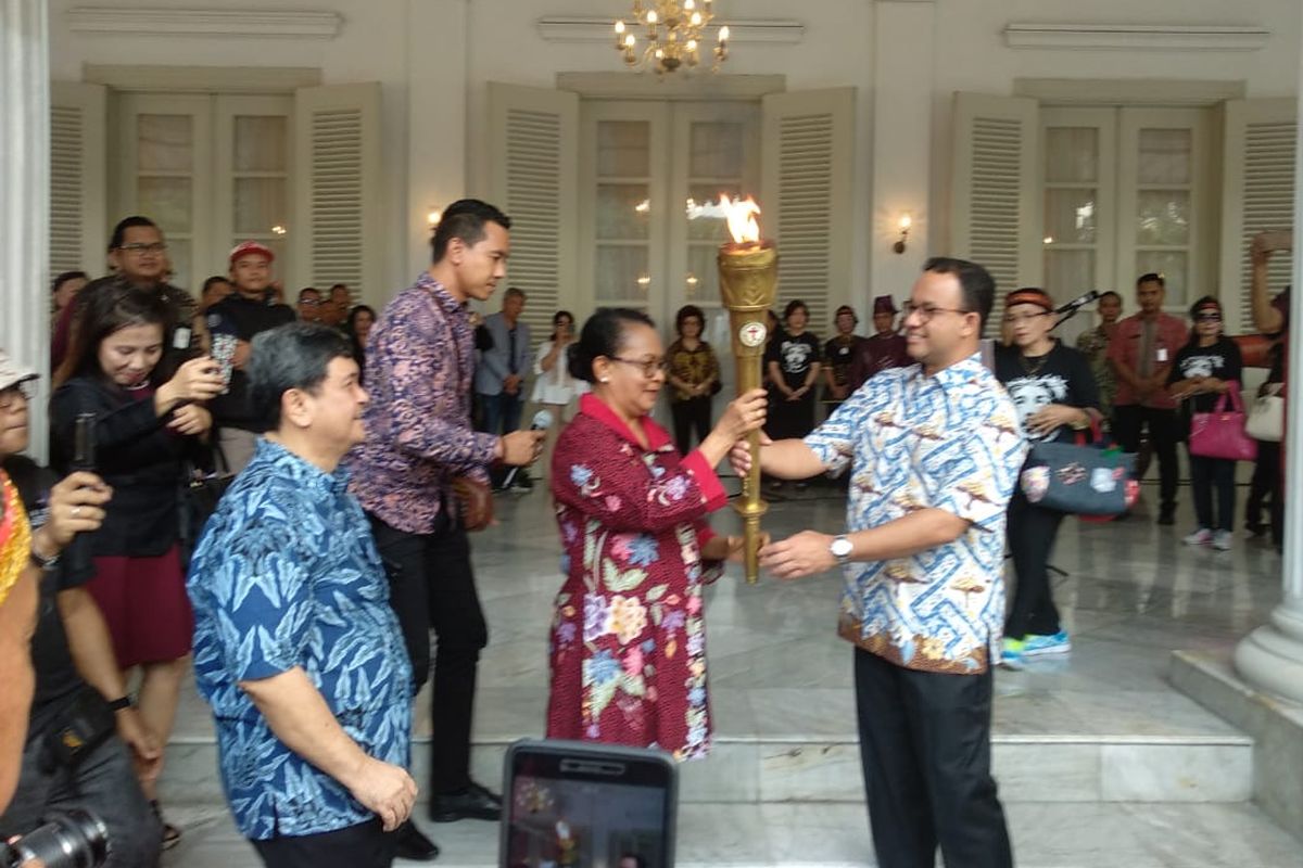 Gubernur DKI Jakarta Anies Baswedan menerima peserta kirab Obor Paskah Nasional 2019 di Gedung Balai Kota, Gambir, Jakarta Pusat pada Minggu (5/5/2019). 