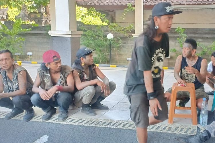 Remaja berpakaian Punk diamankan Satpol PP Badung