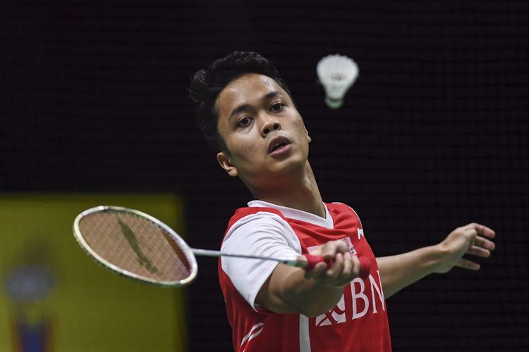 Pebulutangkis tunggal putra Indonesia Anthony Sinisuka Ginting mengembalikan kok ke arah lawannya pebulu tangkis tunggal putra Jepang Kento Momota dalam pertandingan babak semifinal Piala Thomas 2022 di Impact Arena, Bangkok, Thailand, Jumat (13/5/2022). Ginting menang atas Kento Momota dengan skor 21-13, 14-21 dan 21-12 dan membawa Tim Thomas Indonesia unggul sementara atas Jepang 1-0.