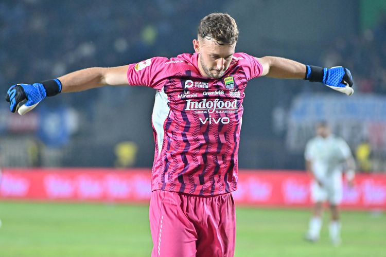 Penjaga gawang Persib Bandung Adam Przybek.