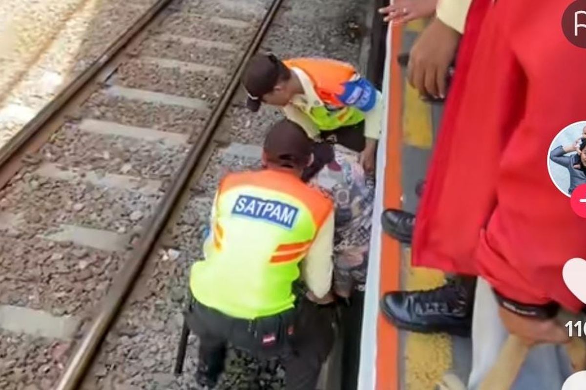 Tangkapan layar dari akun tiktok @vardiaviyatna soal video adanya ibu-ibu yang terjatuh di Stasiun Sudirman, Jakarta, Rabu (15/5/2024).