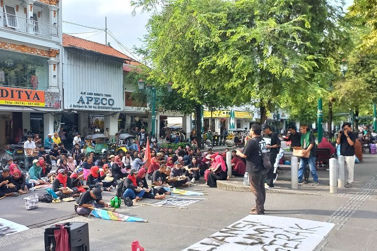 Eks Pedagang TM2 Cekcok dengan Satpol PP, Paksa Berjualan di Selasar Malioboro