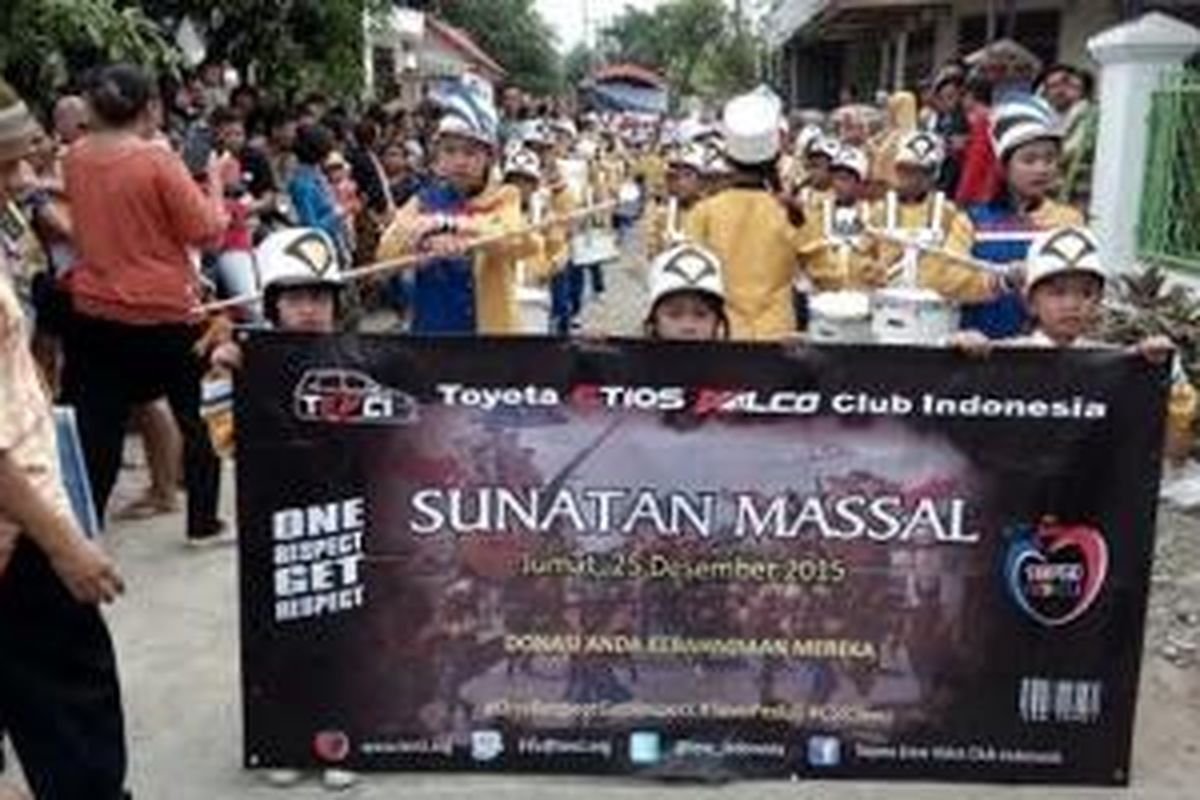 Acara Sunatan Massal yang diselenggarakan oleh Toyota Etios Valco Club Indonesia di Cirebon.