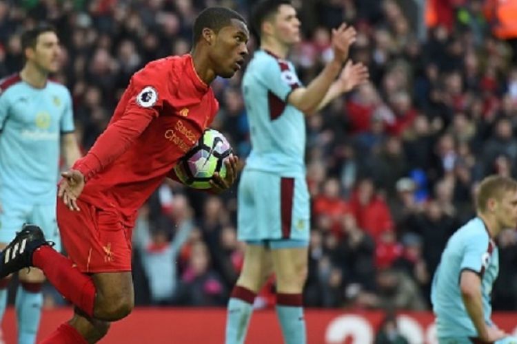 Gaya Georginio Wijnaldum saat merayakan gol Liverpool ke gawang Burnley pada pertandingan Premier League di Stadion Anfield, Minggu (12/3/2017). 