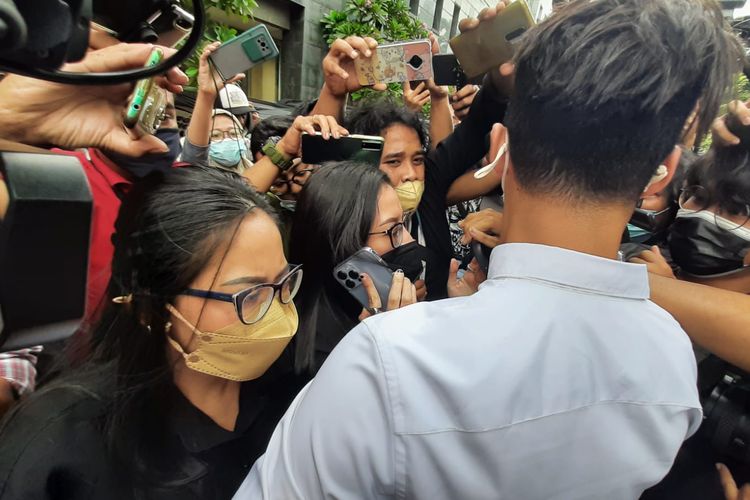Selebgrab Rachel Vennya usai menjalani pemeriksaan sebagai tersangka kasus kabur dari karantina di Ditrektorat Reserse Kriminal Umum Polda Metro Jaya, Senin (8/11/2021).