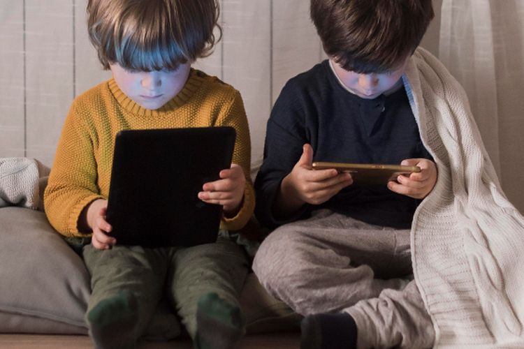 Larang Anak Main Gadget? Ahli Imbau Orangtua Juga Harus Konsisten Menjadi Contoh