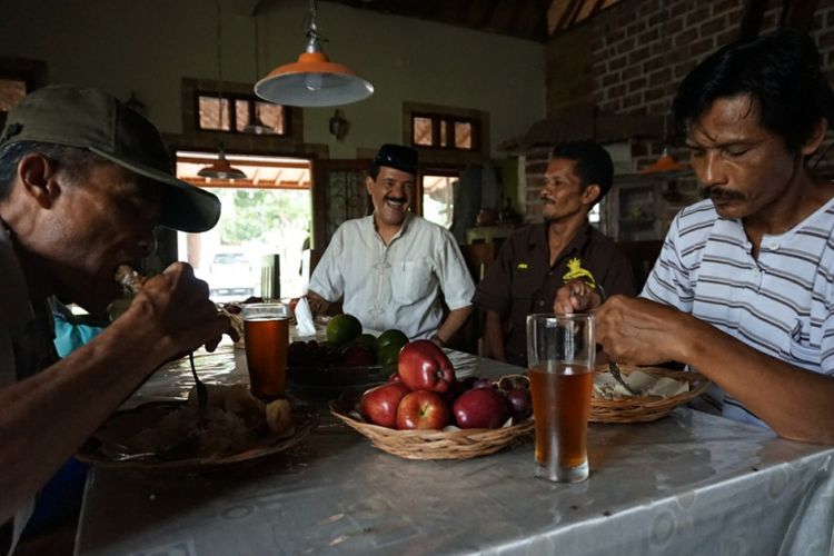 Haji Isam (baju putih) sedang bercengkrama dengan pengunjung restoran fakir miskin millliknya