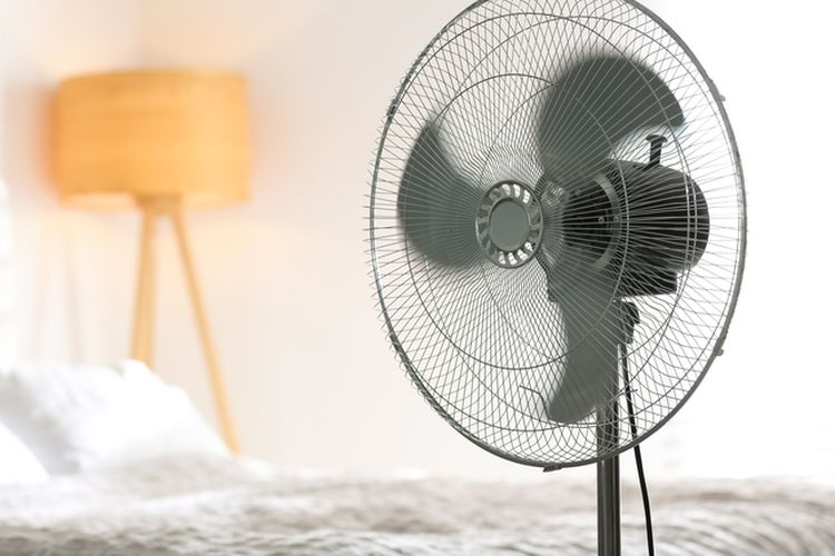 Ilustrasi kipas angin di kamar tidur.