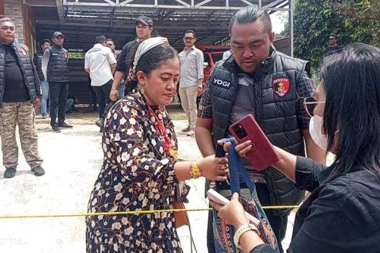 Rara Istiati Wulandari hadir saat olah TKP kasus pembunuhan di Subang, Selasa (24/10/2023).

