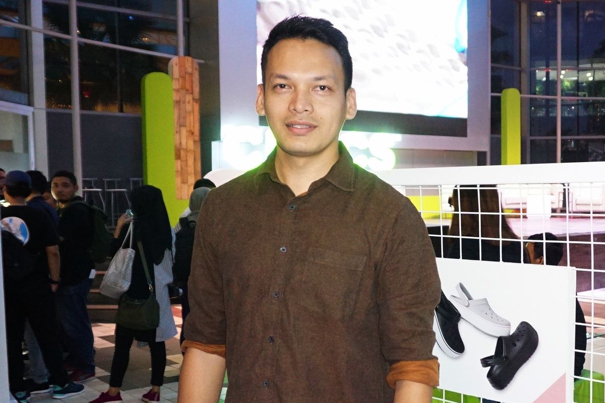 Artis peran Ben Joshua di sela acara peluncuran Crocs Comes as You Are Spring Summer Collection di Gandaria City, Kebayoran Lama, Jakarta Selatan, Jumat (12/4/2019).