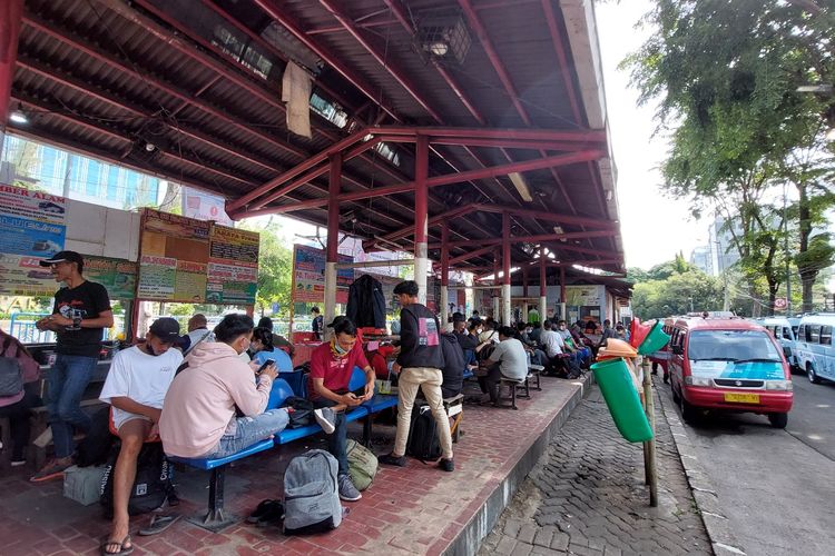 Empat hari menjelang Hari Raya Idul Fitri atau Lebaran, mulai terlihat lonjakan jumlah penumpang yang bertolak dari Terminal Grogol, Jakarta Barat, menuju kampung halaman.