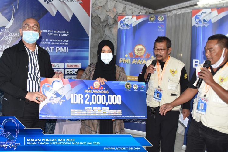 Susilawati, perempuan asal Sukabumi, yang telah bekerja lebih dari 11 tahun sebagai pembantu rumah tangga di Arab Saudi, meraih PMI Awards.