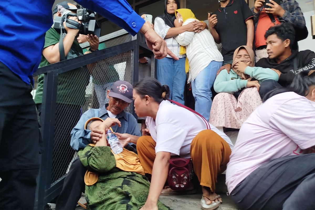 Keluarga penumpang KMP Tunu Pratama Jaya bertahan di pusat informasi Pelabuhan Ketapang.