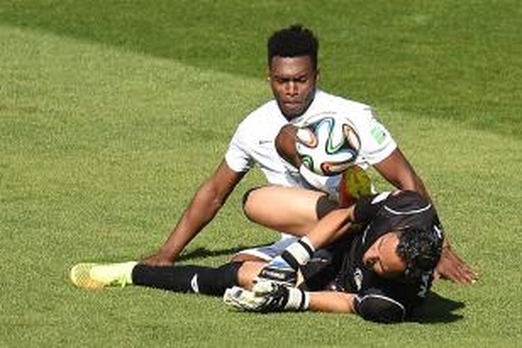 Kiper Kosta Rika, Keylor Navas, menghalau bola sontekan striker Inggris, Daniel Sturridge, dalam laga penyisihan Grup D Piala Dunia 2014, Selasa (24/6/2014). Laga berakhir imbang 0-0 dan Navas dinobatkan sebagai pemain terbaik dalam laga tersebut.