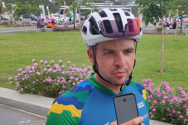 Reinis Simanovskis, peserta Cycling De Jabar 2022 asal Latvia yang memenangkan tantangan intermediate sprint, saat diwawancarai di Pangandaran, Jawa Barat, Minggu (28/8/2022).