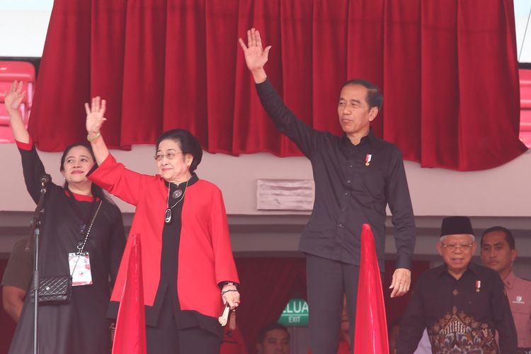 Ketua Umum PDI Perjuangan Megawati Soekarnoputri dan Presiden Joko Widodo menyapa kader PDI-P saat menghadiri acara puncak peringatan Bulan Bung Karno di Stadion Utama Gelora Bung Karno, Sabtu (24/6/2023).