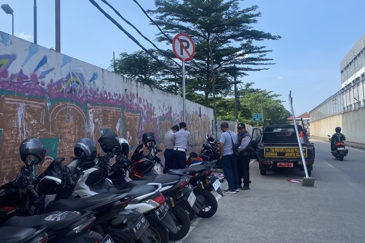 Usai Penertiban, Tukang Parkir Liar Samping MRT Lebak Bulus Berharap Direkrut di Lahan Resmi