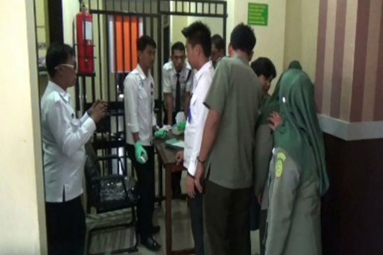 Hakim PN Polman mendadak jalani tes urine di kantor PN Polewali Mandar, Rabu (11/10/2017). Sejumlah pegawai dan hakim tampak tegang sesaat sebelum diambil urinenya.