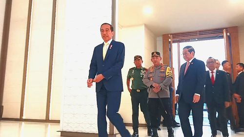 Jokowi, Dasi Kuning "Golkar", Kemeja Putih "Gerindra", dan Jas Biru "Demokrat-PAN"