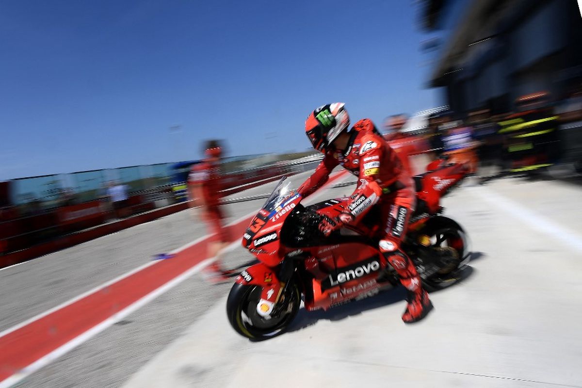 Francesco Bagnaia saat berlaga pada MotoGP San Marino 2022. Di artikel ini Anda bisa baca klasemen MotoGP jelang GP San Marino 2022. (Photo by Filippo MONTEFORTE / AFP)