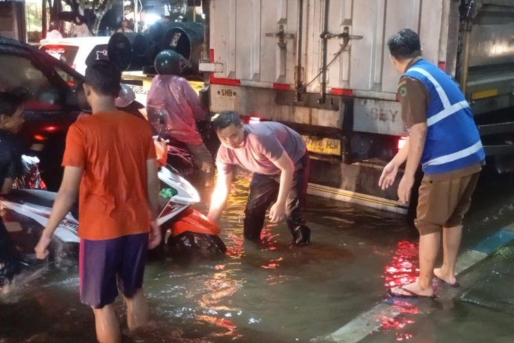 Motor mogok di tengah banjir Sidoarjo, Jawa Timur, Senin (10/11/2025)
