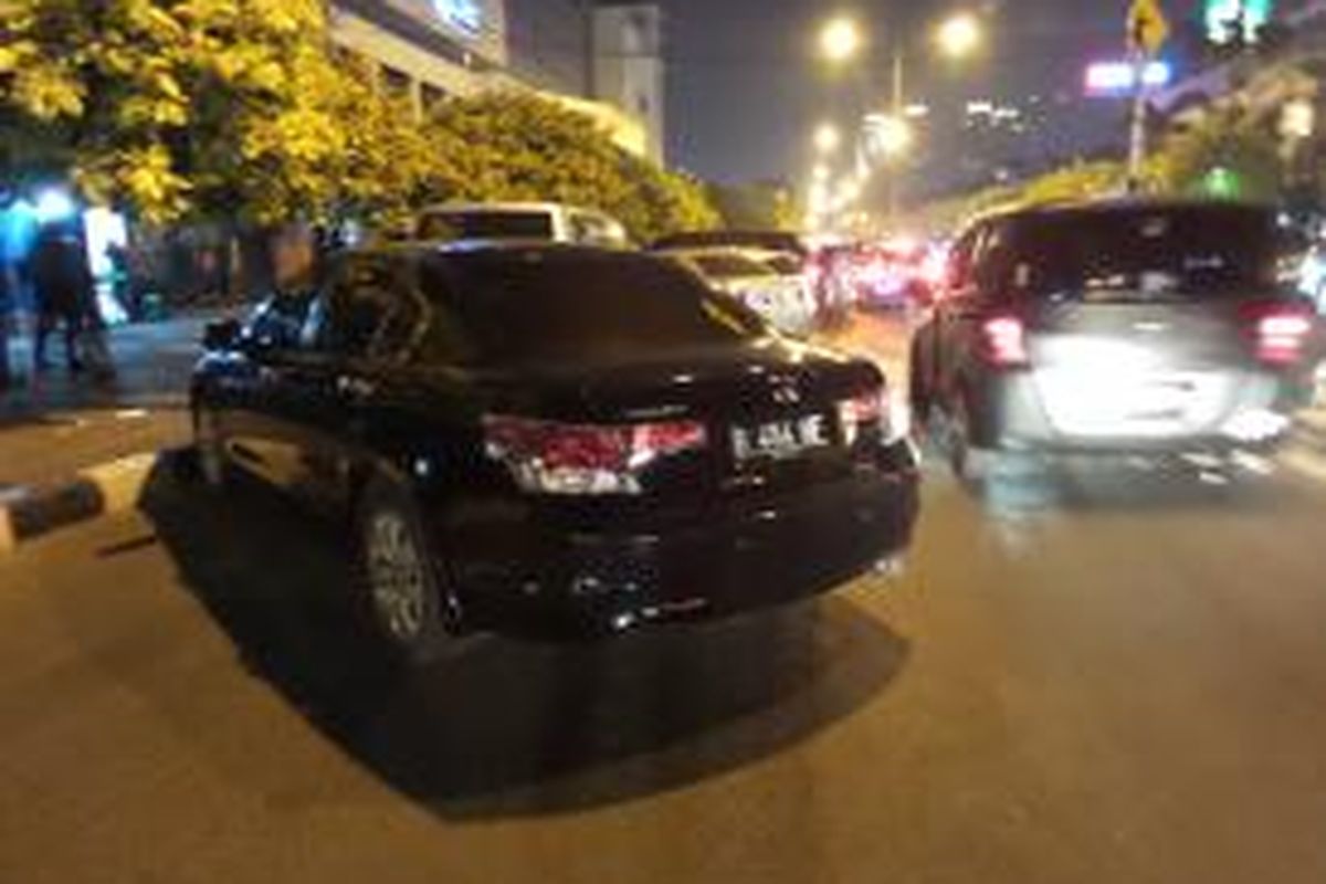 Area parkir liar di depan Hotel Ibis Budget, Taman Menteng, Jakarta Pusat yang menyebabkan kemacetan arus lalu lintas dari Menteng menuju Kuningan.