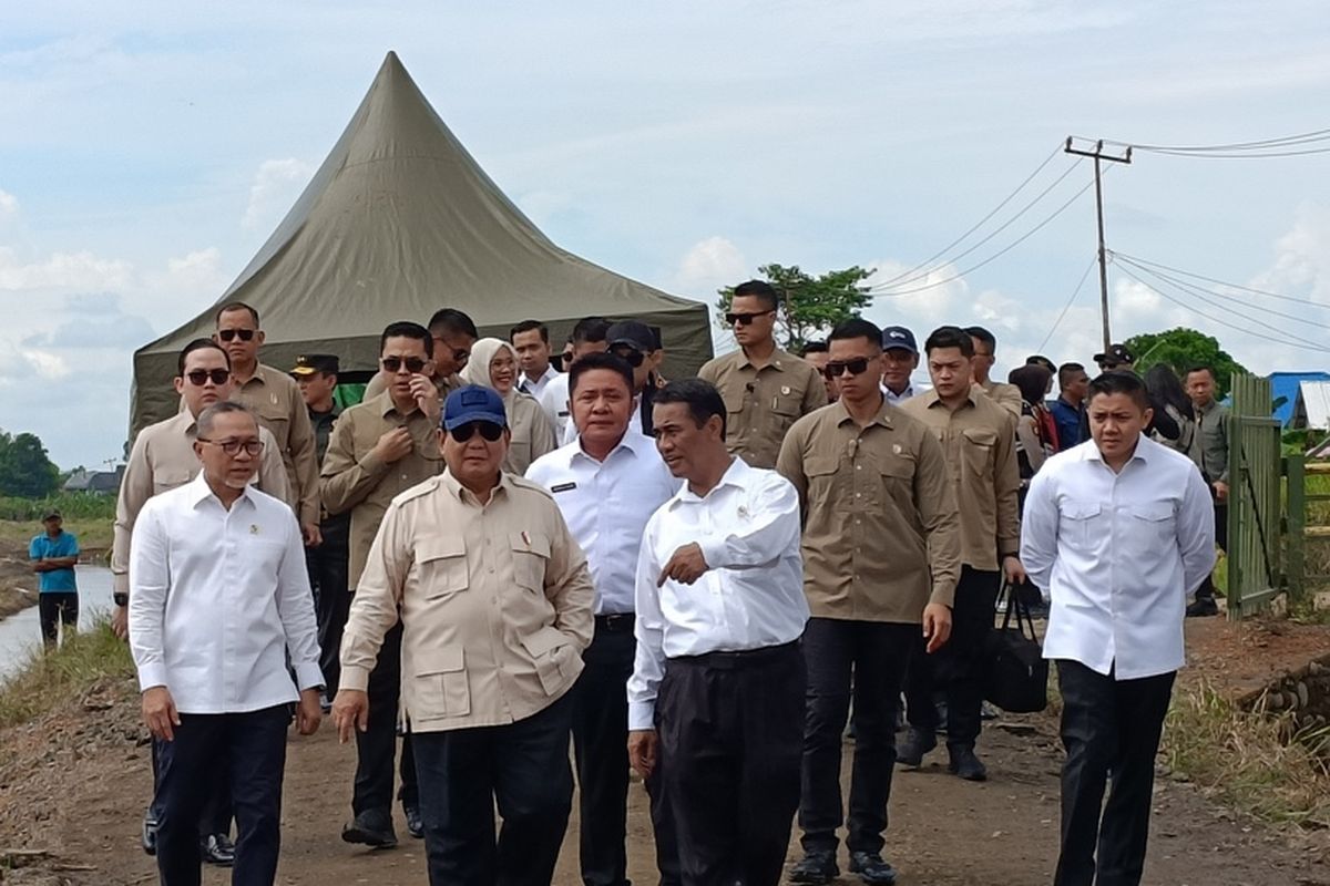 Presiden Prabowo kunjungi Kabupaten Ogan Ilir Sumatera Selatan untuk melakukan gerakan tanam padi serentak di 14 Provinsi se -Indonesia presiden Prabowo mencoba menyebarkan bibit padi menggunakan drone di Kabupaten Ogan Ilir Sumatera Selatan