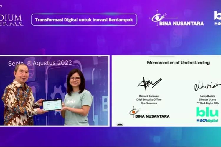CEO Universitas Bina Nusantara Bernard Gunawan dan Direktur Utama BCA Digital Lanny Budiati saat penandatanganan kerja sama untuk mengintegrasikan layanan Bank as a Service (BaaS) ke platform BinusMaya pada Senin (8/8/2022).
