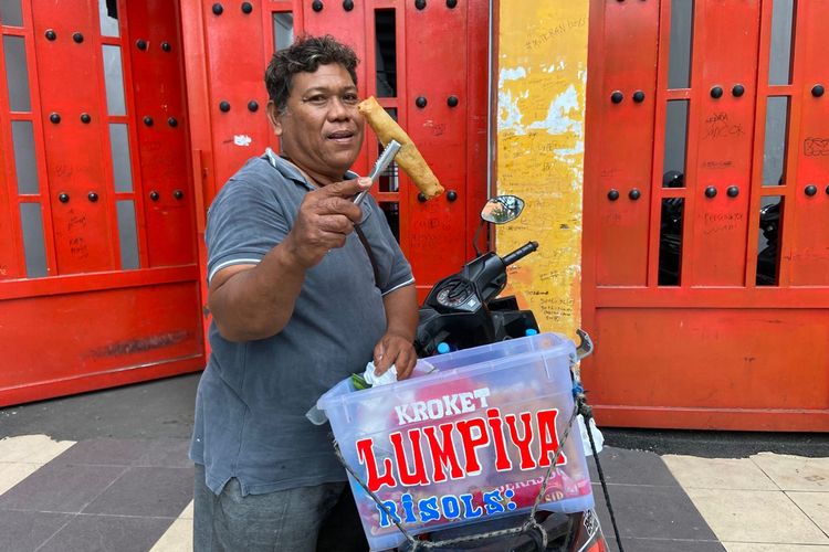 Sugeng, pedagang lumpia di depan Stadion Gelora 10 November Surabaya.